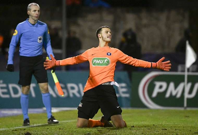 El portero francés del Belfort FC, Eddy Ehlinger, reacciona después de atajar el penal decisivo ante Montpellier. Fue el héroe de su equipo. Foto. AFP 