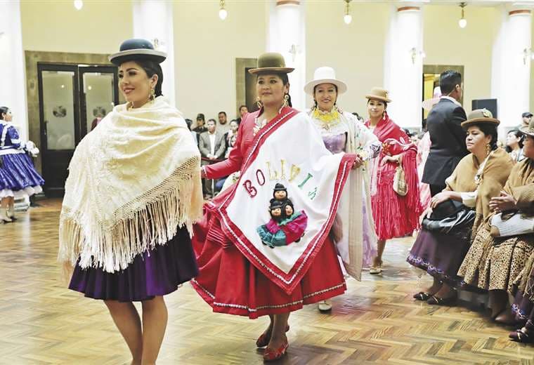 El desfile en Palacio Quemado con las vestimentas por regiones