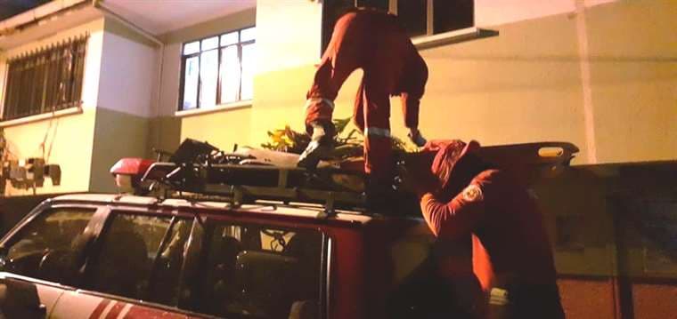 Los bomberos se encargaron del traslado del cuerpo (Foto: Radio Santa Clara de la red Erbol)