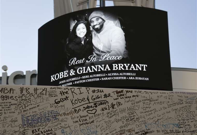 Los fans de Kobe Bryant dejaron condolencias para él y para su hija Gianna. Foto: AFP