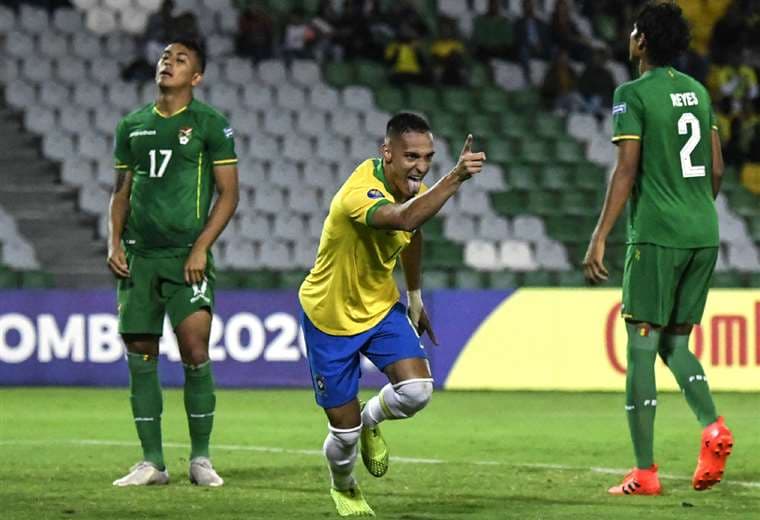 Antony celebra el primer gol de Brasil ante Bolivia en Armenia. Foto. AFP 