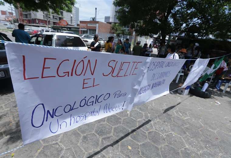 Los pacientes con cáncer, familiares y médicos mantienen un bloqueo fuera del 'Oncológico'. Foto: Rolando Villegas