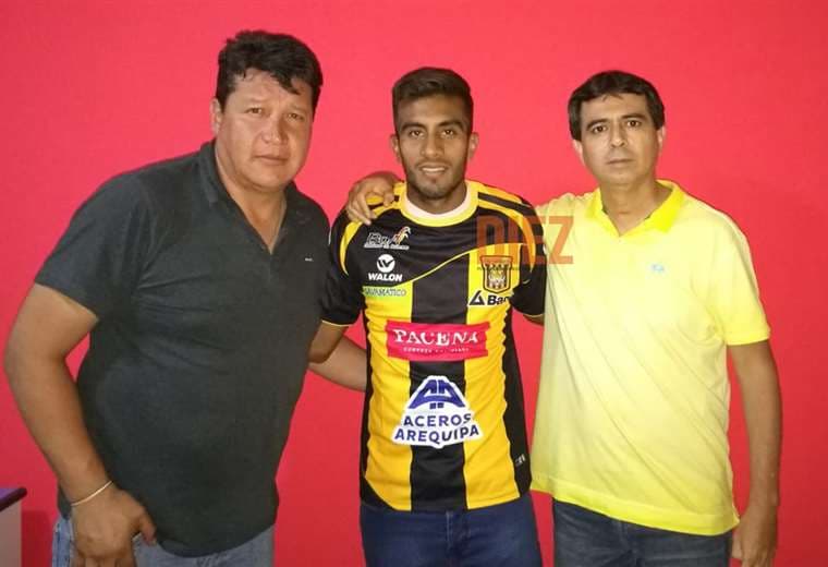 El dirigente de The Strongest Ricardo Llano junto a Áñez y Osmar Vaca.