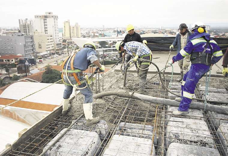 Constructores advierten la inminente paralización de obras y la profundización del desempleo en el sector.