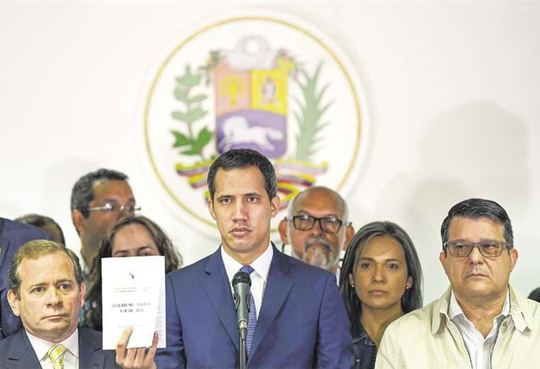 Diputados opositores respaldan a Juan Guaidó tras la abrupta sesión parlamentaria del domingo. Foto: AFP