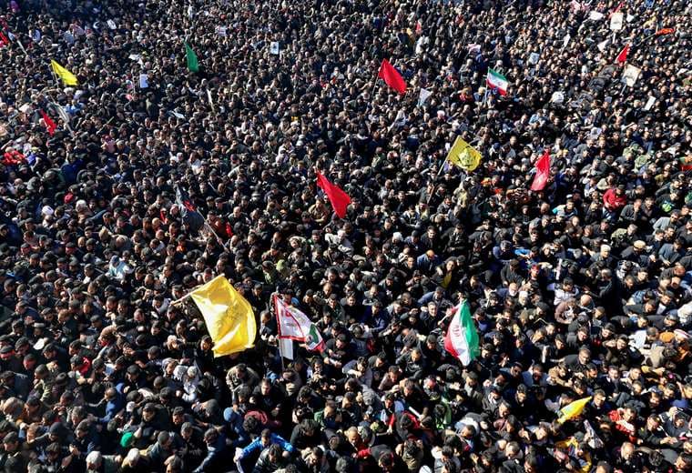 Miles de personas asisten a la ceremonia religiosa en memoria del militar iraní. Foto: AFP