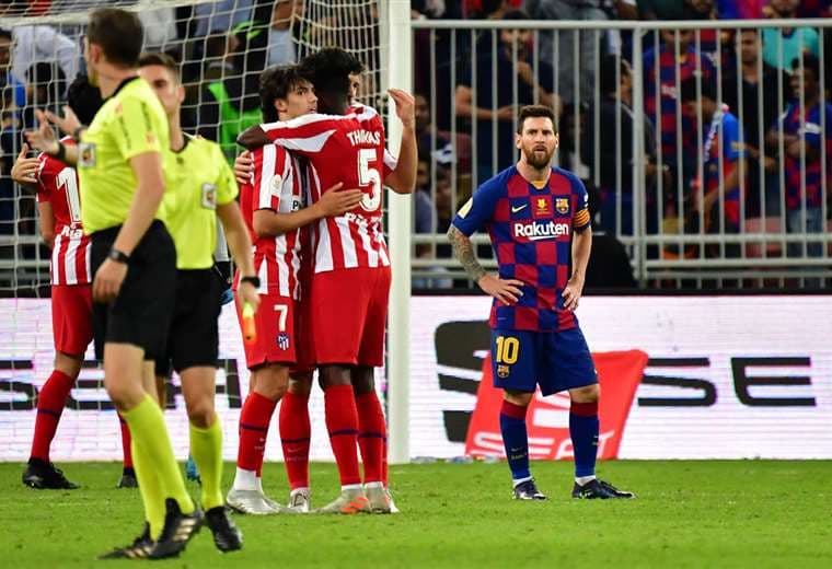 Mientras los colchoneros celebran la clasificación a la final, Messi observa resignado. Foto. AFP 