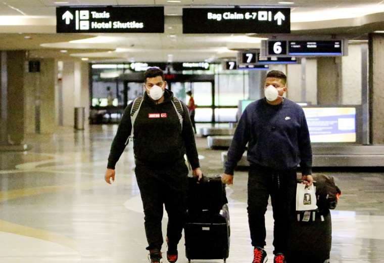 Dos pasajeros en el aeropuerto de Tampa. Foto Internet