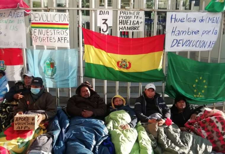La huelga de hambre permanece en puertas del Ministerio de Economía.