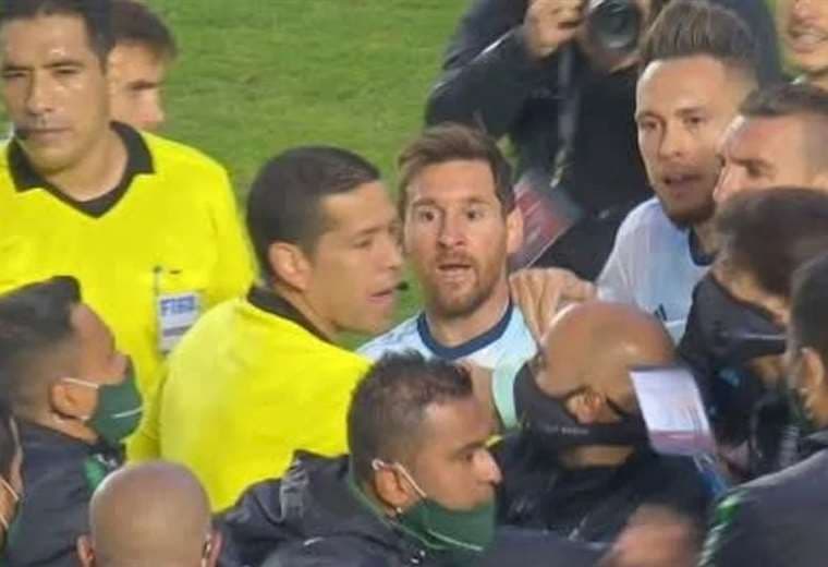 El bochorno al final del partido entre Messi y Martins. Foto: internet