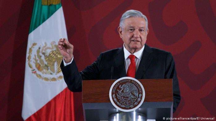 López Obrador firmó los contratos. Foto Internet