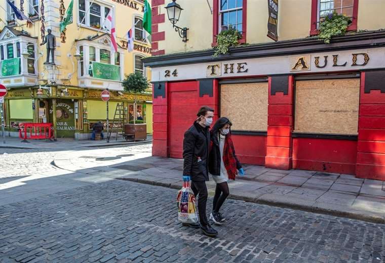 Dos personas caminan por una calle de Dublin. Foto AFP