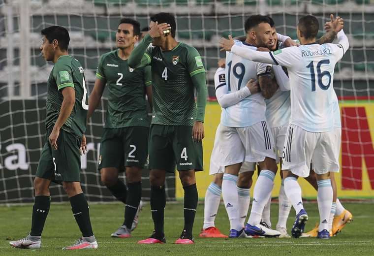 La desazón de los jugadores bolivianos y el festejo de los argentinos. Foto: AFP