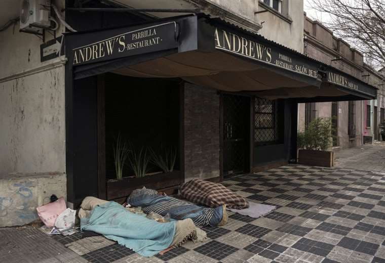 Durmiendo en una calle de Montevideo. Foto AFP