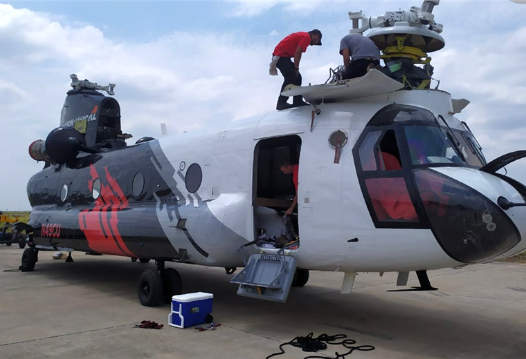 Inspeccionan el helicóptero Chinook en Viru Viru. Foto. Ministerio de Defensa 