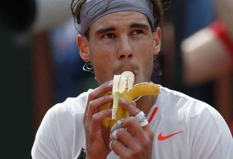 Rafael Nadal consume guineo, fruta que renueva sus energías
