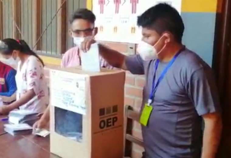 Leonardo Loza en el momento de emitir su voto