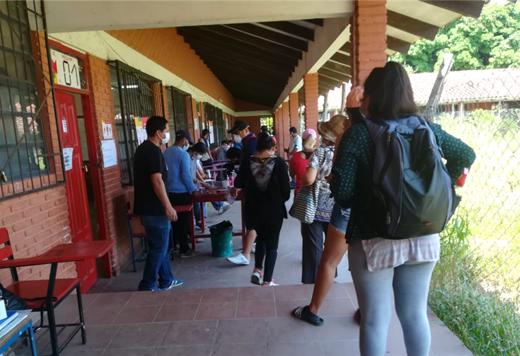 La votación en el colegio Ángel Foianini es normal. Foto. Guider Arancibia 