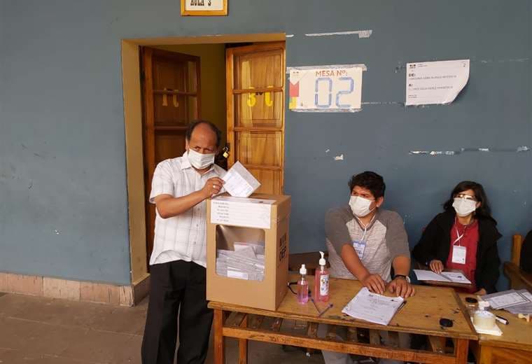 El monseñor Ricardo Centellas emite su voto. Foto: RRSS
