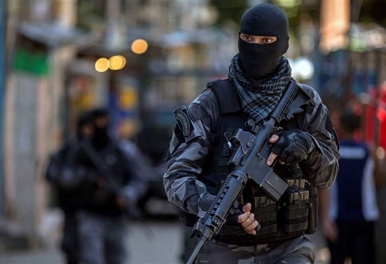 Policías patrullan en la favela Rocinha en Río. Foto AFP