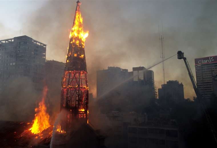 La iglesia de la Asunción resultó totalmente destruida. Foto AFP