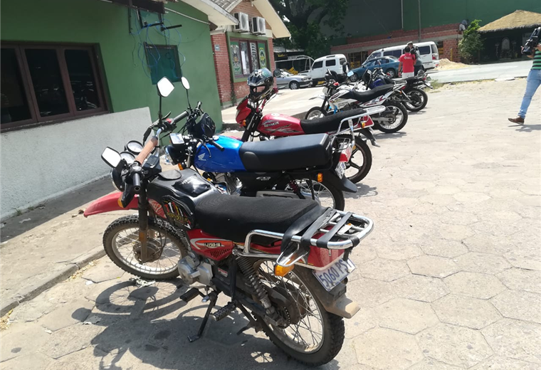Las motos y vehículos de cuatro ruedas están en Tránsito. Foto. Guider Arancibia 