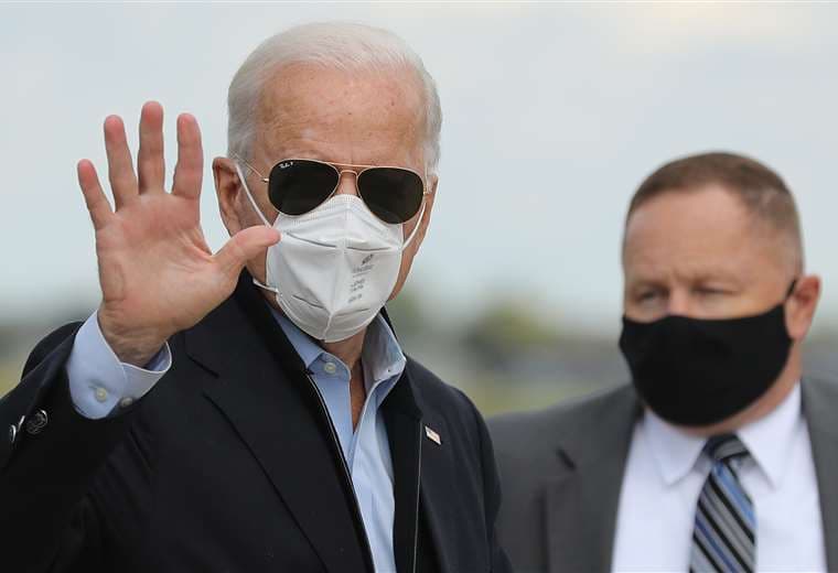Biden en el aeropuerto de Michigan. Foto AFP
