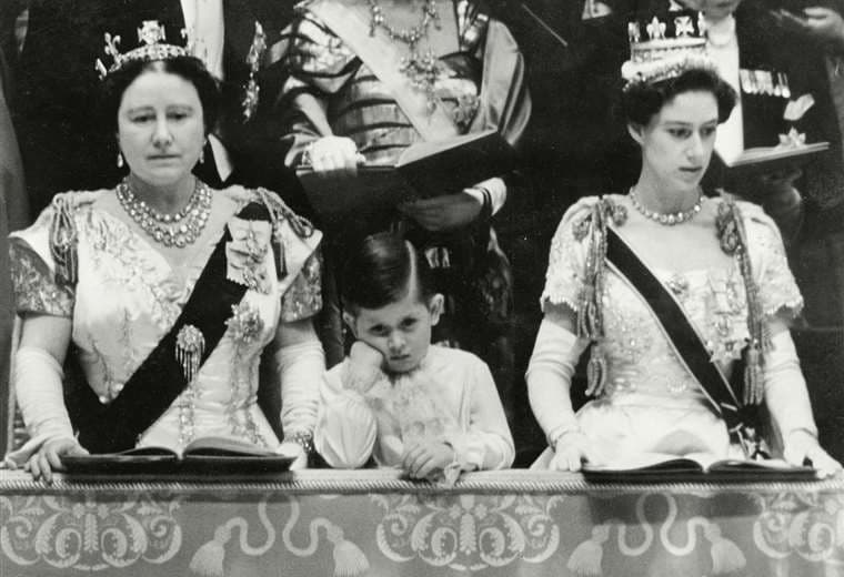 El príncipe Carlos con su abuela, la reina madre, y con una de sus tías