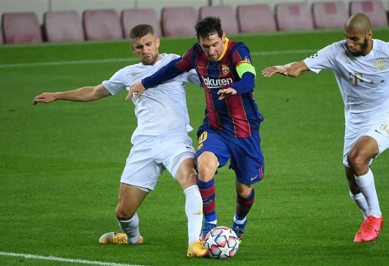 Messi maniobra ante dos jugadores del Ferencvaros. Foto: AFP