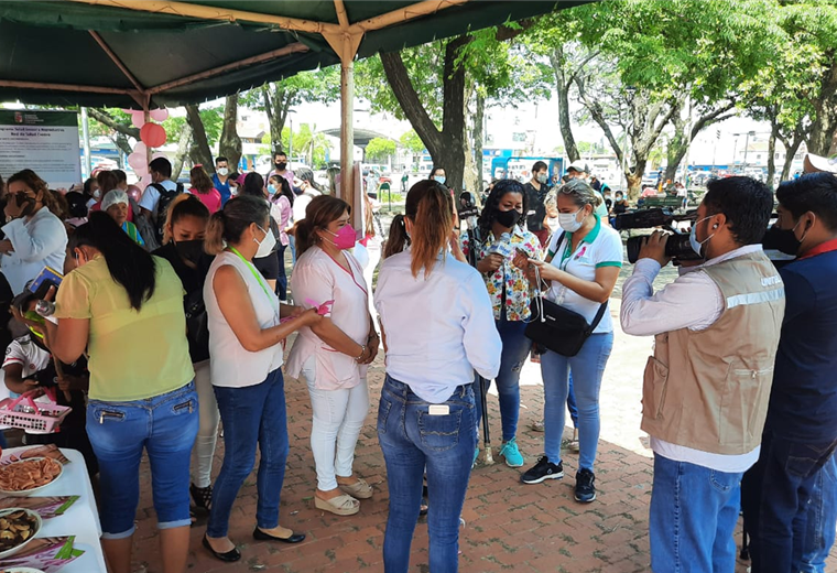 Más de 200 mujeres recibieron información del cáncer de mama. Foto. Gobernación 