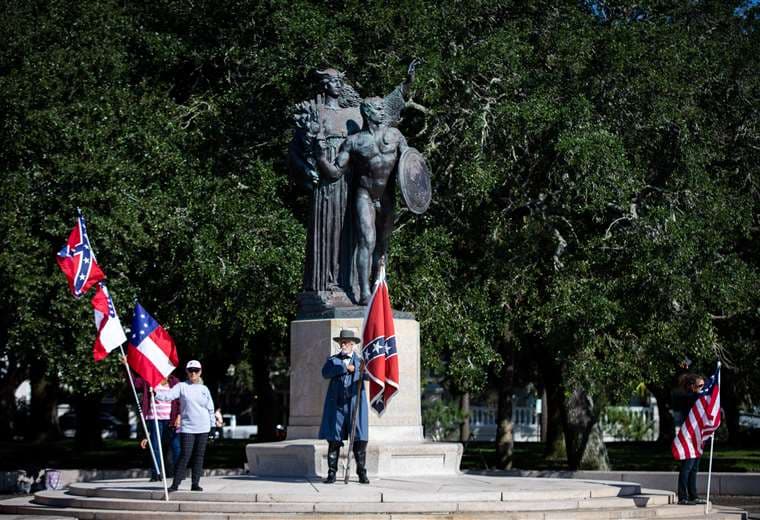 Braxton Spivery despliega su bandera confederada. Foto AFP