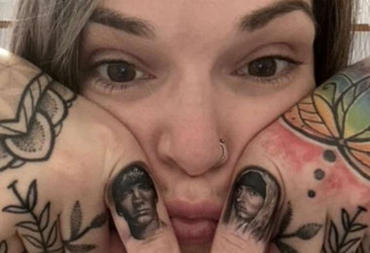 Nikki se tatuó el rostro del músico y tapas de sus discos
