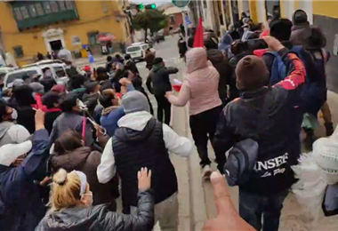 Cientos de personas se reunieron en Potosí, para insultar a Pumari.
