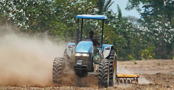 Los agricultores preparan sus tierras a la espera lluvias entre hoy y mañana  