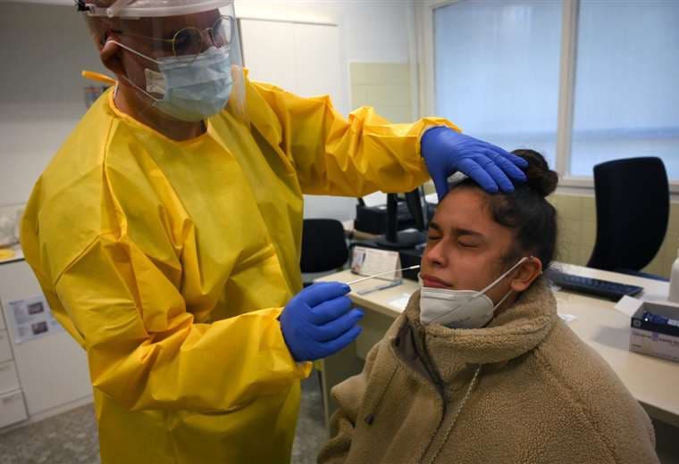 En Barcelona realizan test para detectar Covid-19 a un paciente/Foto: AFP
