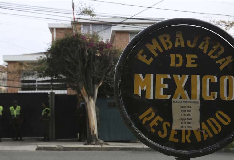Ex autoridades aguardan en la embajada de México en La Paz