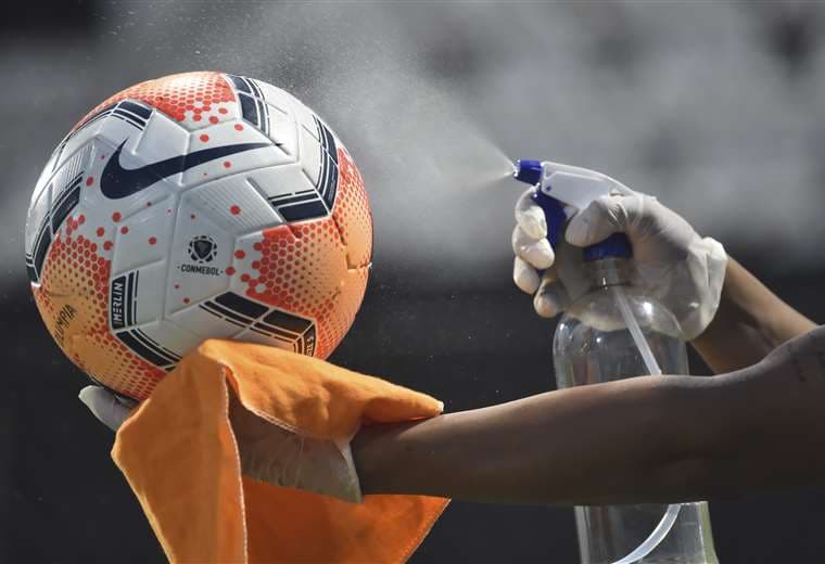 Un balón es desinfectado para prevenir Covid-19/Foto: AFP