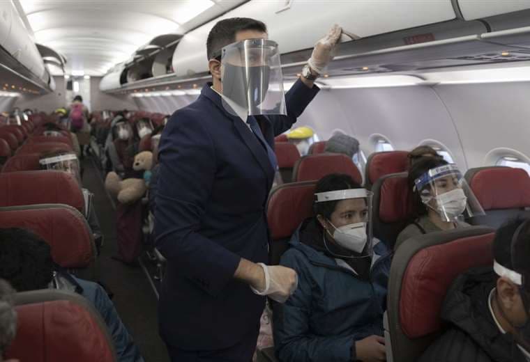 Todos los pasajeros y funcionarios de aviones deben llevar puesto su barbijo