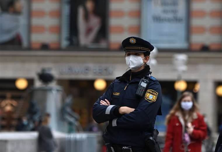 Una policía verifica el uso de barbijos en una calle de Múnich. Foto AFP