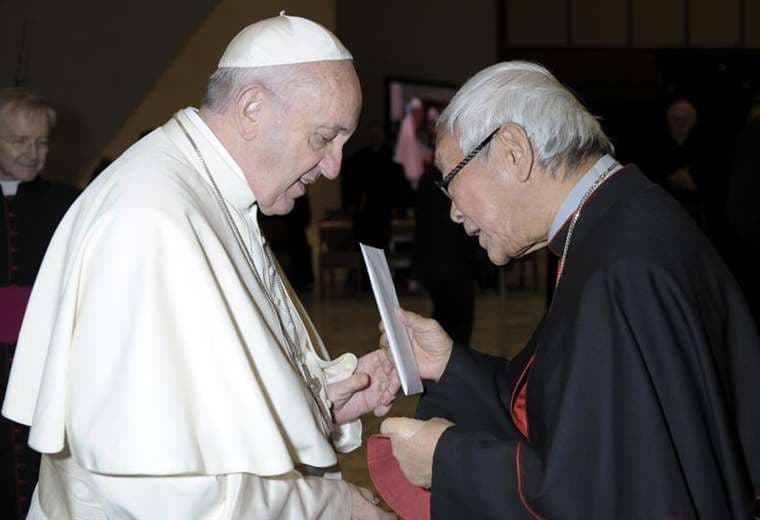 El arzobispo retirado de Hong Kong Joseph Zen en el Vaticano junto al papa. Foto Internet