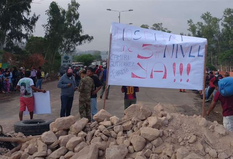 Pobladores de Camiri bloquean la ruta hacia la Argentina