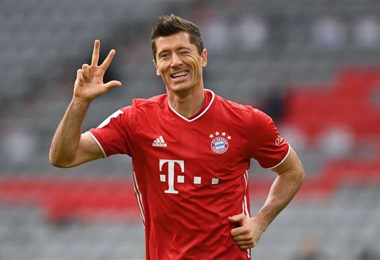 Lewandowski hizo tres goles este sábado para el Bayern. Foto: AFP