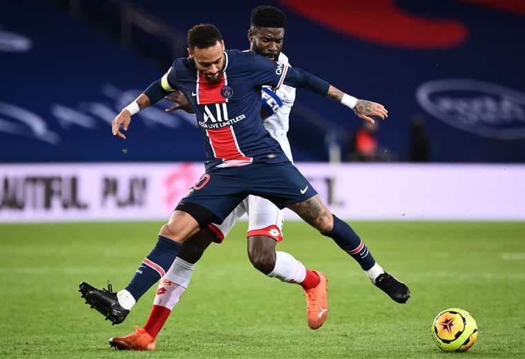 Neymar disputa el balón con un rival del Dijon. Foto: AFP