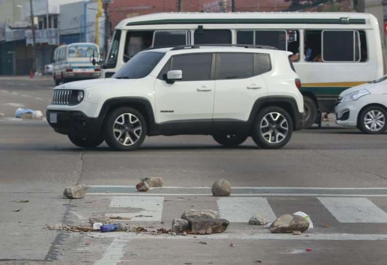 Restos de piedras utilizados en el bloqueo perjudican el tránsito. Foto: R. Montero