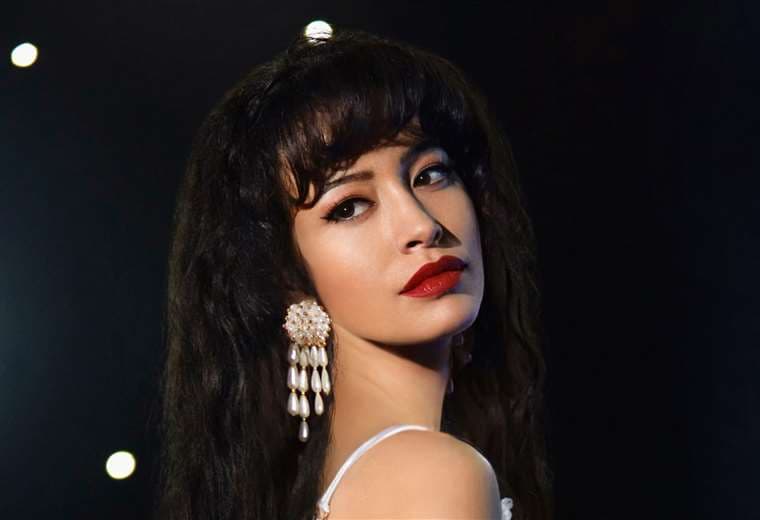 Christian Serratos encarna a Selena en la serie de Netflix