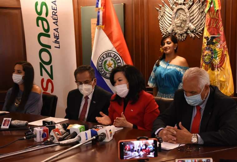 Matsou de Claverol, embajadora de Paraguay en Bolivia (Ctro.) valoró el reinicio de vuelos