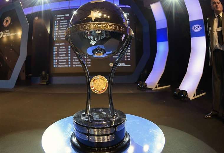 El trofeo que recibirá el campeón de la  Copa Sudamericana. Foto: internet