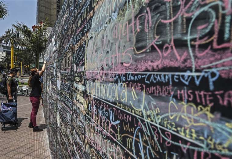 La gente escribe en el muro. Foto AFP