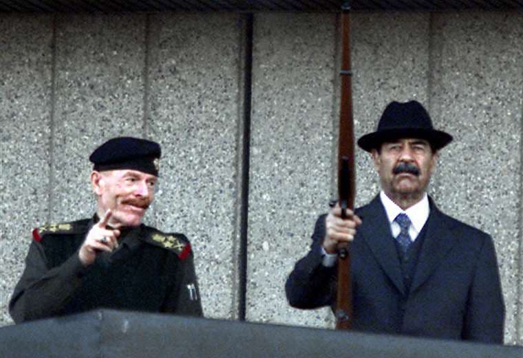 Ezzat Ibrahim al Duri (izq.) y Sadam Husein en diciembre de 2000. Foto AFP