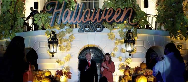 Donald y Melania Trump en el frontis de la Casa Blanca en el festejo de Halloween